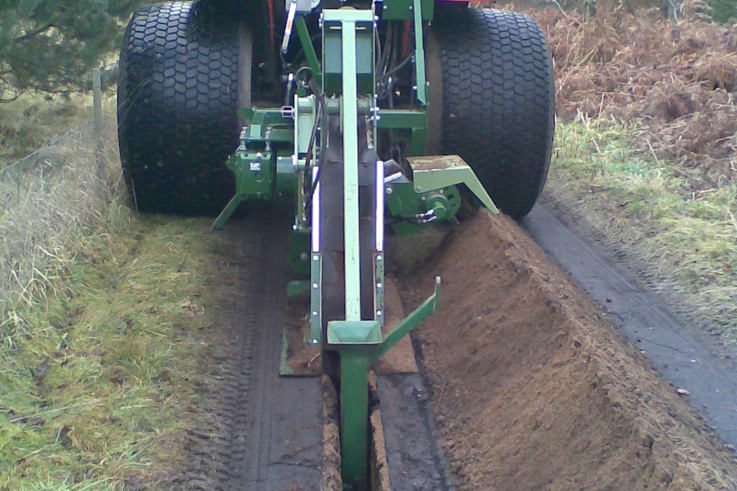 Chain Trencher with short conveyor.jpg