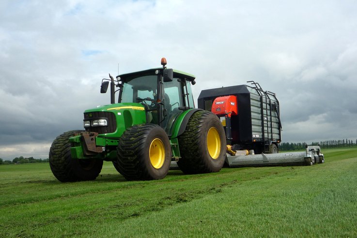 5820 tractor with Trilo SG1165 grass vacuum C