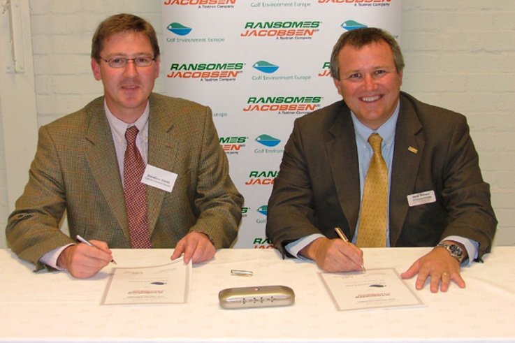 (L-R) Jonathan Smith, Chief Executive of GEE and David Withers, Managing Director of Ransomes Jacobsen International