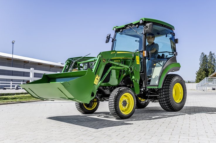 New John Deere 2032R compact tractor.jpg