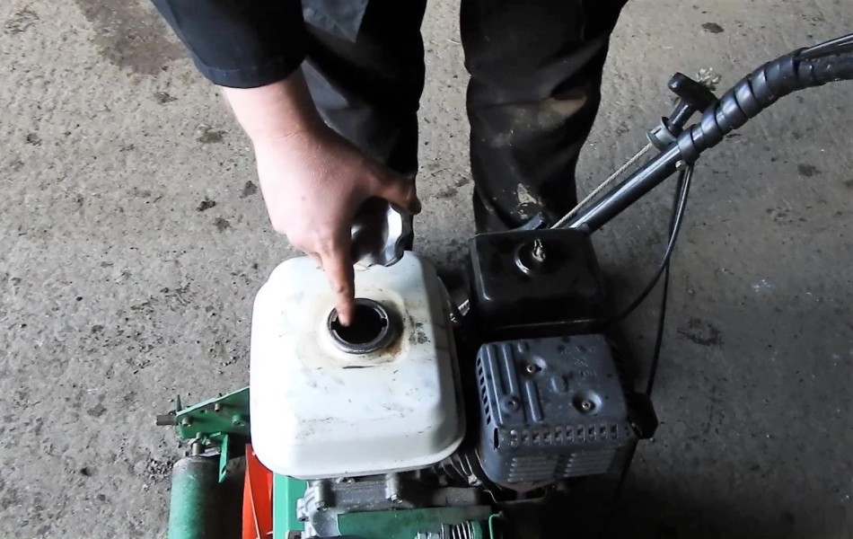 How To series - pre-start checks on a pedestrian cylinder mower | Pitchcare