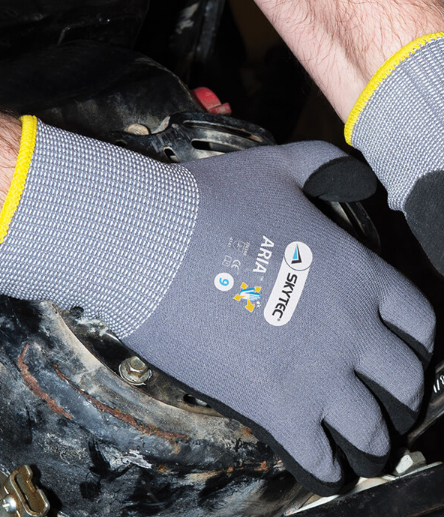 SKYTEC Aria Gloves in action
