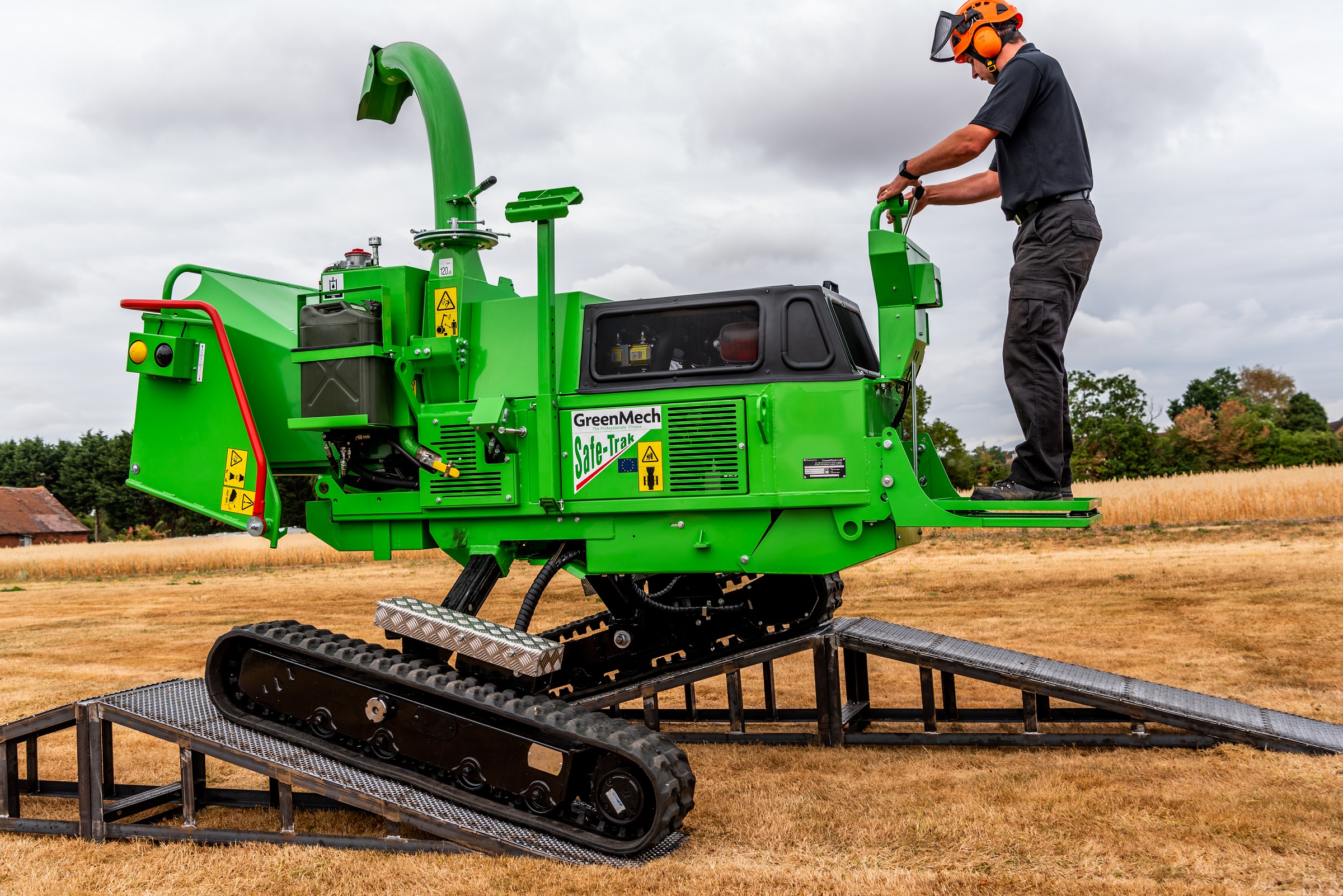 Самоходная дробилка. Greenmech safe-track 19-28. Greenmech 1928 safe Trak. Измельчитель древесины.